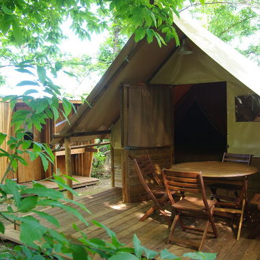 © Camping La Châtaigneraie - Cabanon toilé - <em>Camping La Châtaigneraie</em>