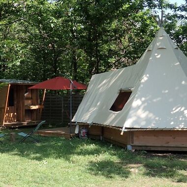 © Camping La Châtaigneraie - Tipi - <em>Camping La Châtaigneraie</em>