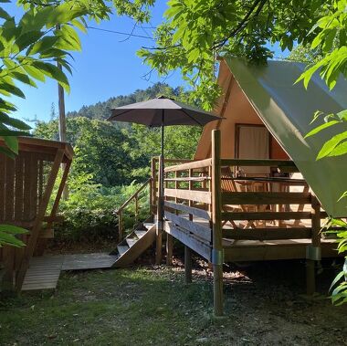 © Camping La Châtaigneraie - Cabane toilée sur pilotis - <em>Camping La Châtaigneraie</em>