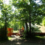 © Camping La Châtaigneraie - Cabane toilée sur pilotis - <em>Camping La Châtaigneraie</em>