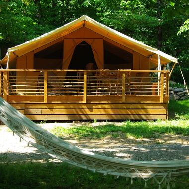 © Camping La Châtaigneraie - Tente lodge - <em>Camping la Châtaigneraie</em>