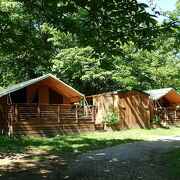 © Camping La Châtaigneraie - Tente lodge - <em>Camping La Châtaigneraie</em>