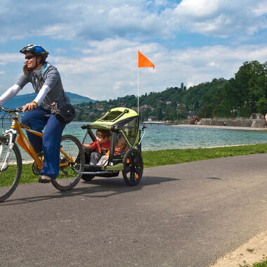 © Family cycling on the shores of Lac du Bourget - <em>Christian Martelet - Auvergne-Rhône-Alpes Tourisme</em>