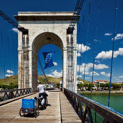 © Footbridge over the Rhône between Tain l'Hermitage and Tournon - <em>A. Amiot - Auvergne-Rhône-Alpes Tourisme</em>