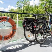 © Cruise on the Savières canal, near Chanaz - <em>OneDayOneTravel - Auvergne-Rhône-Alpes Tourisme</em>