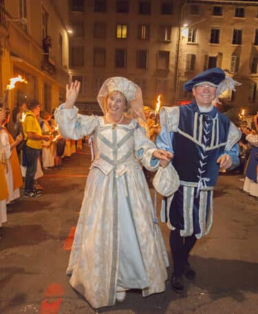 Couple costumé façon Renaissance dans une rue de nuit