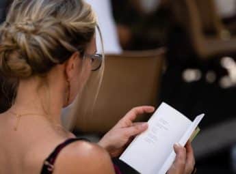 personne lisant un livre