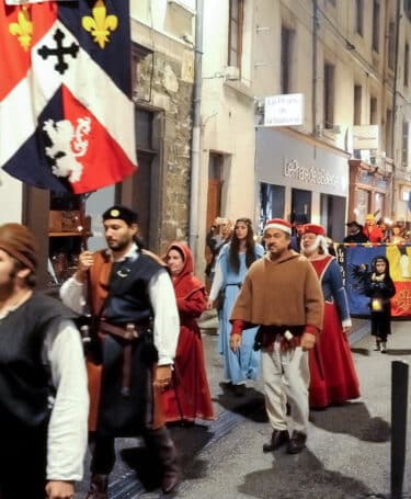 Foule déambulant dans les rues en costumes médiévaux pendant la Fête historique de Vienne