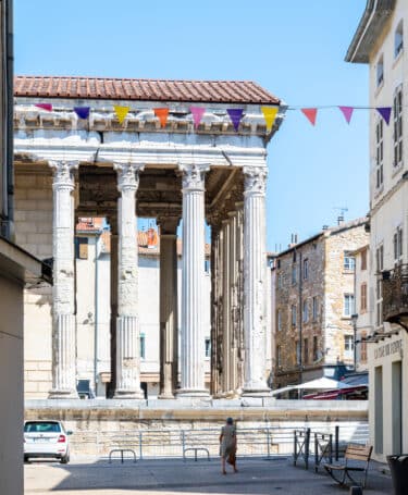 Temple d'Auguste et de Livie au détour d'une ruelle