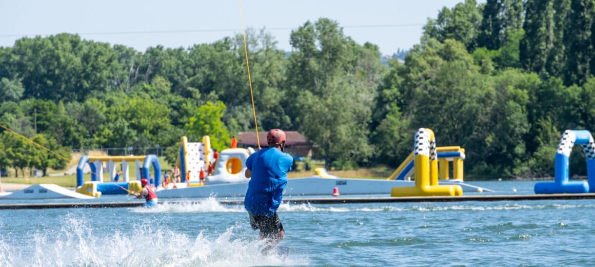 Personne faisant du téléski nautique à la base de loisirs Wam Park