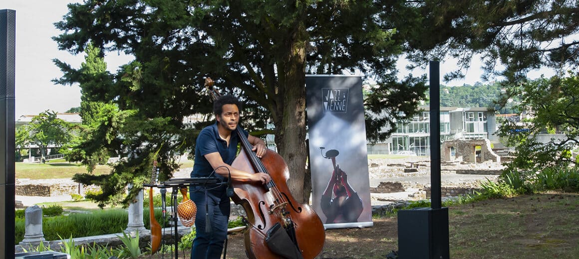 Violoncelliste dans le site archéologique de Saint-Romain-en-Gal