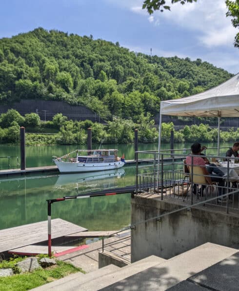 Halte fluviale d'Ampuis avec un bateau de plaisance amarré