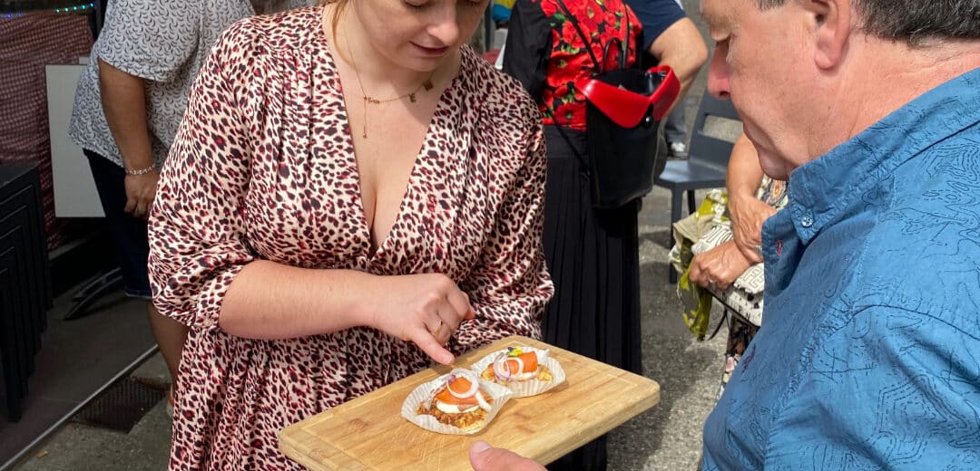 Serveuse présentant des petits fours sur un plateau