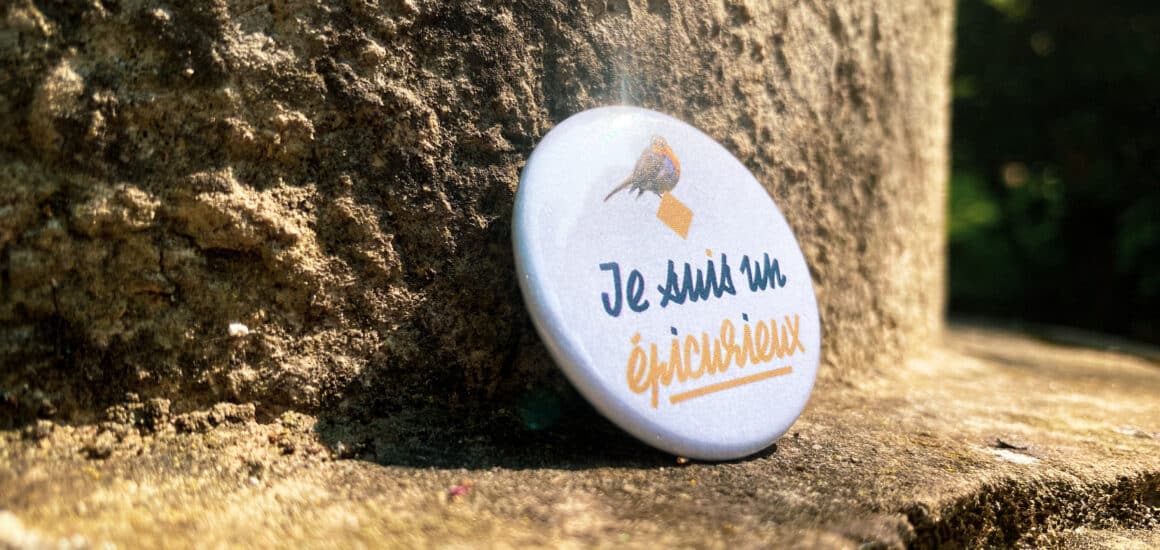 Photo d'un badge de la gamme Epicurieux de tout