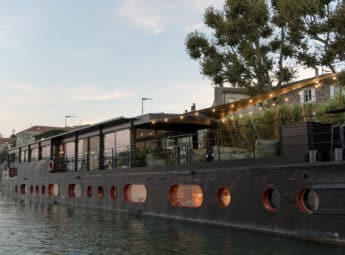 Péniche hôtel sur le Rhône avec une terrasse