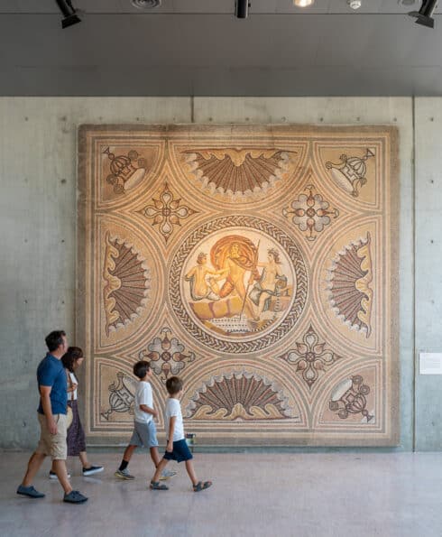 Famille de quatre visitant le musée gallo-romain