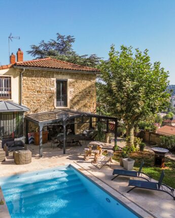 Vue extérieure du gîte Au chat Bûcheron et de sa piscine